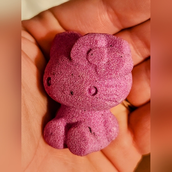 UV Reactive Honeycomb Ruby Hello Kitty Crystal Carving - Picture 2 of 7
